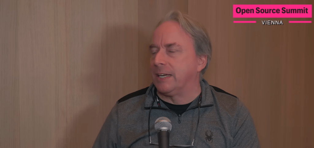 Linus Torvalds prefiere mantenerse alejado de la IA, ya que actualmente es más exageración que realidad