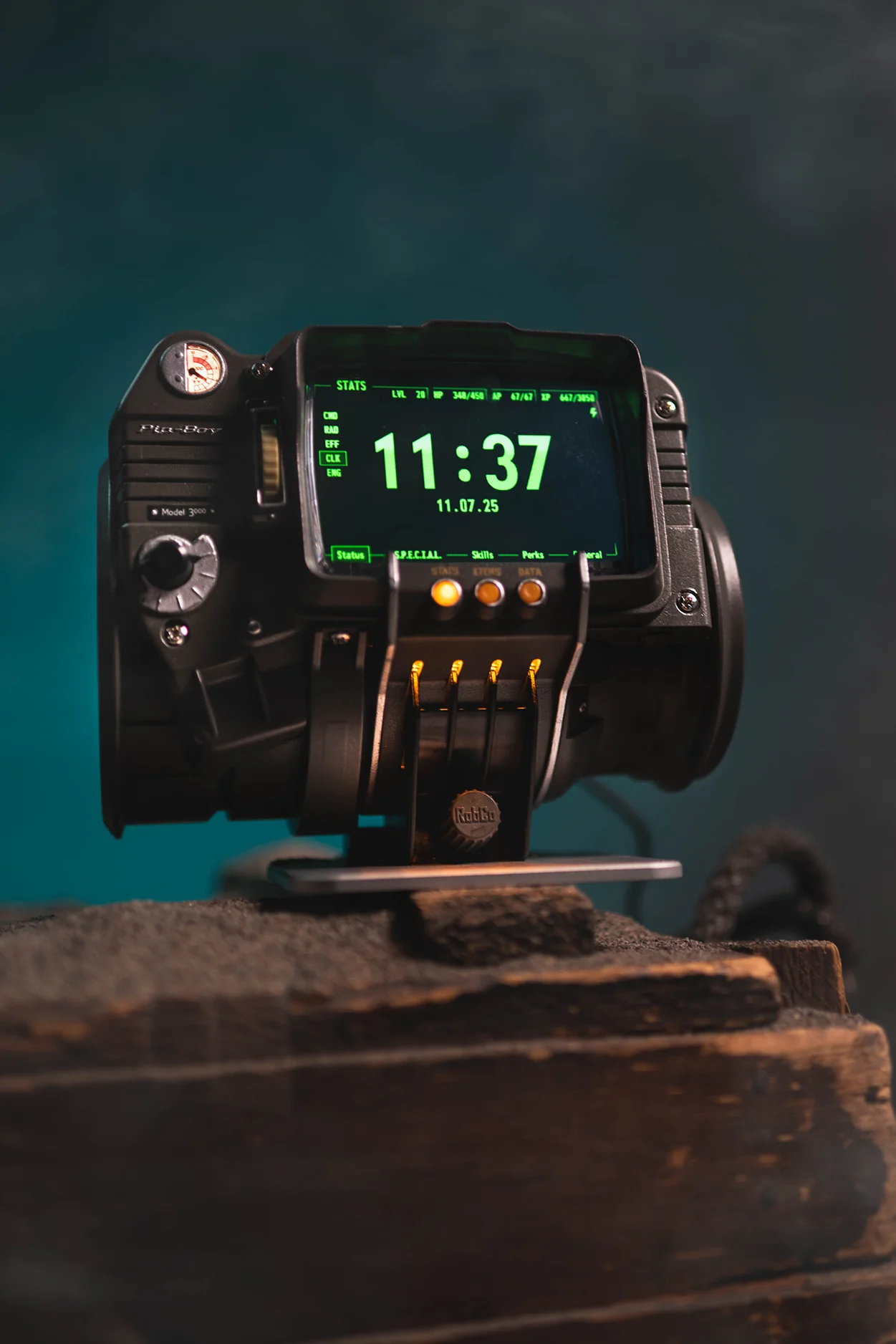 Bethesda ha presentado una nueva réplica del icónico Pip-Boy 3000 del juego Fallout 3 y Fallout: New Vegas el cual y a diferencia de la anterior réplica basada en Fallout 4, será completamente funcional